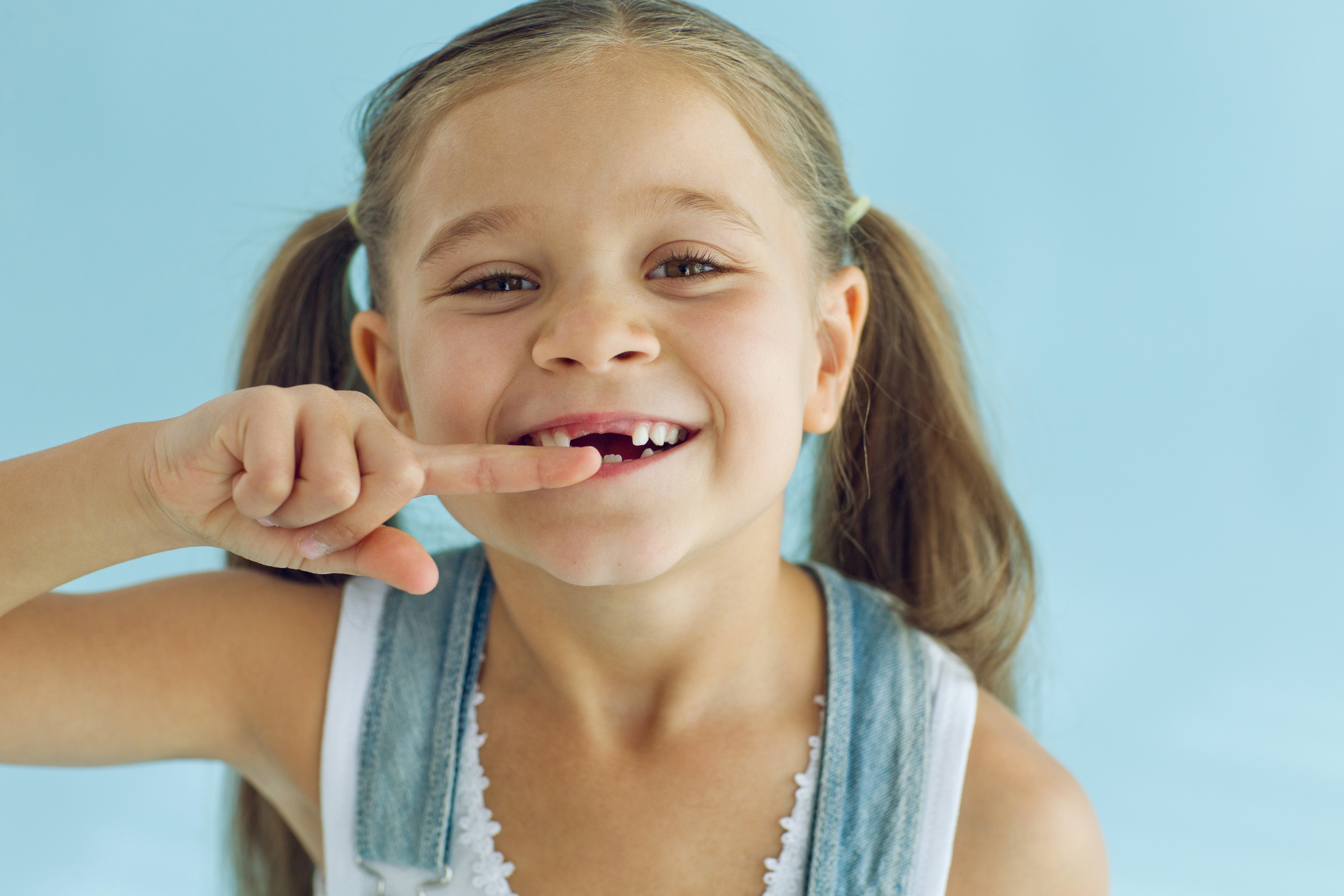 When do baby teeth fall out?